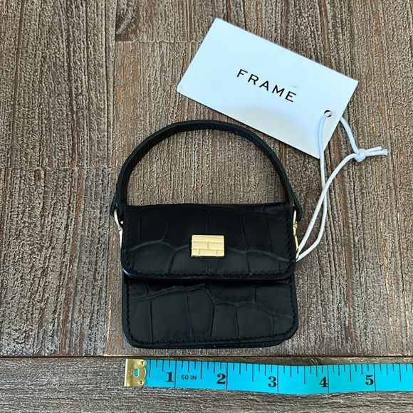 Frame Noir Croc AirPod Case - Picture 3 of 6